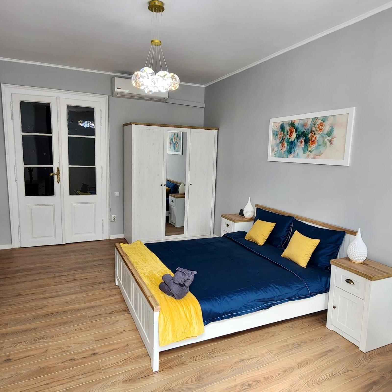 Apartment Center -a